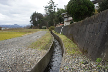 村上市仲間町裏の水路
