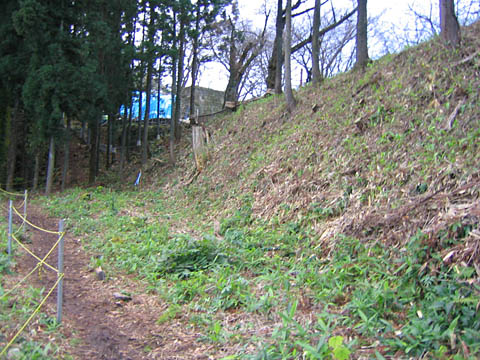 村上城・山頂部、切岸
