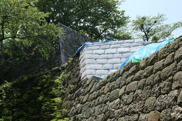 村上城出櫓跡、石垣積み直し部のアップ