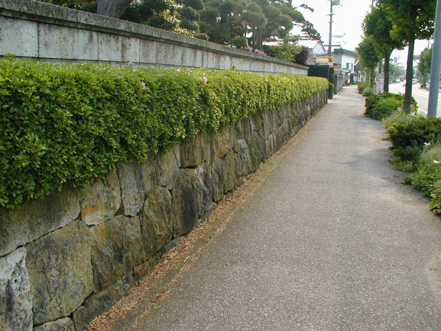 村上城：外郭土塁跡跡付近の民家石垣