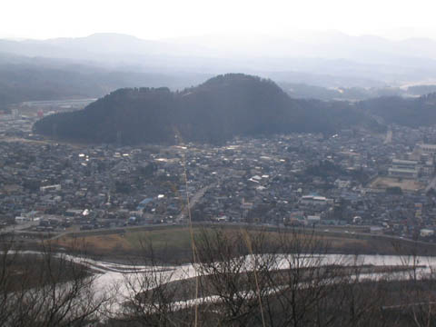 下渡城より村上城を望む
