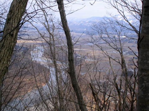下渡城跡　旧鮎川領（旧：朝日村）方面を望む