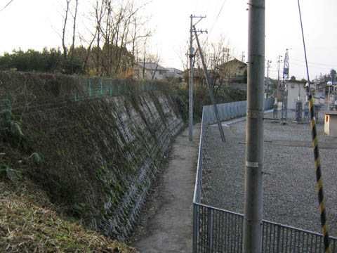 村上城、岩手郭と山麓居館の間の段差