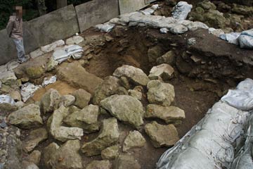 村上城・黒門跡から検出された石敷状遺構