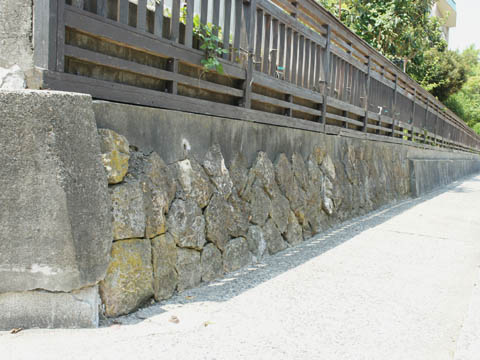 村上小学校外周の転用石材と思しき石積み