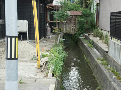 村上城下　庄内町桝形付近に残る堀跡水路